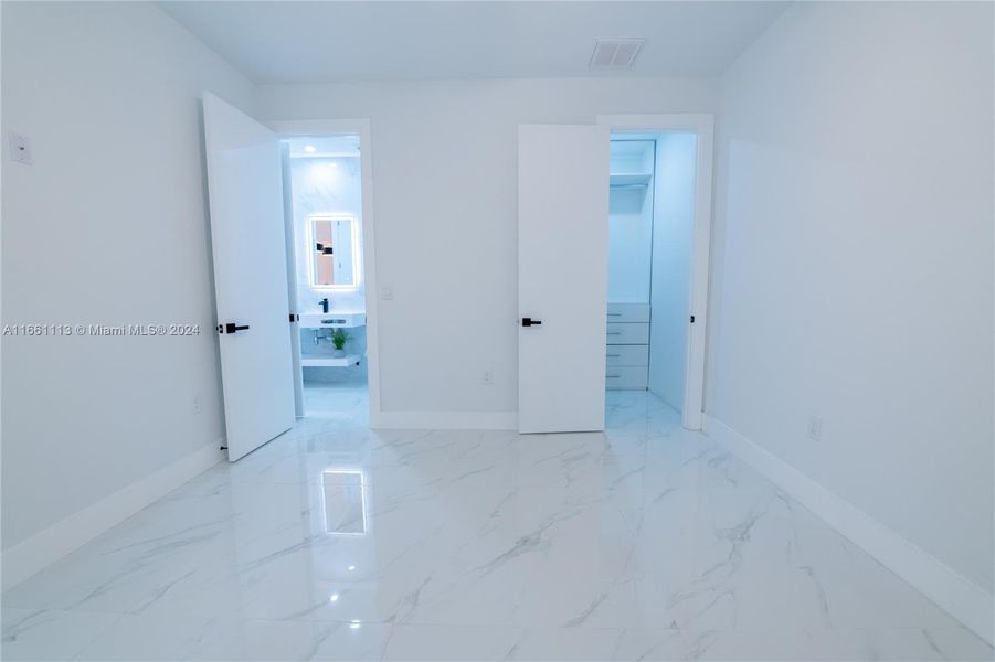 Spacious, unfurnished interior of a new home in , Cape Coral (Image 22).