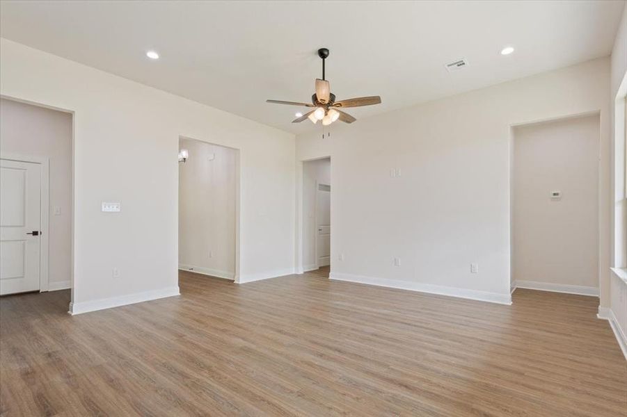 Spacious, unfurnished interior of a new home in , Riesel (Image 16).