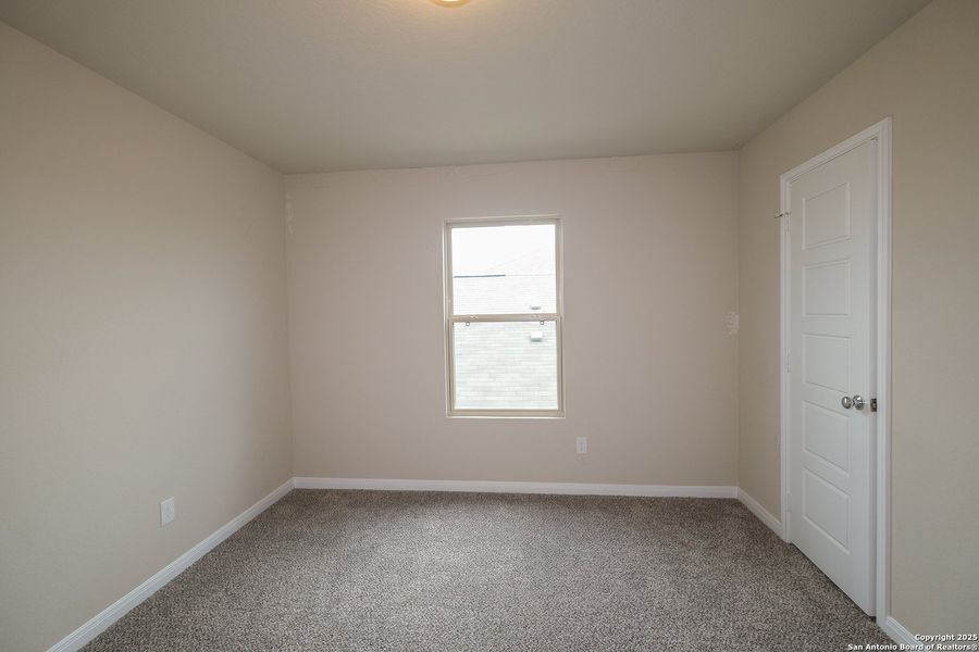 Spacious, unfurnished interior of a new home in Hunters Ranch, San Antonio (Image 26).
