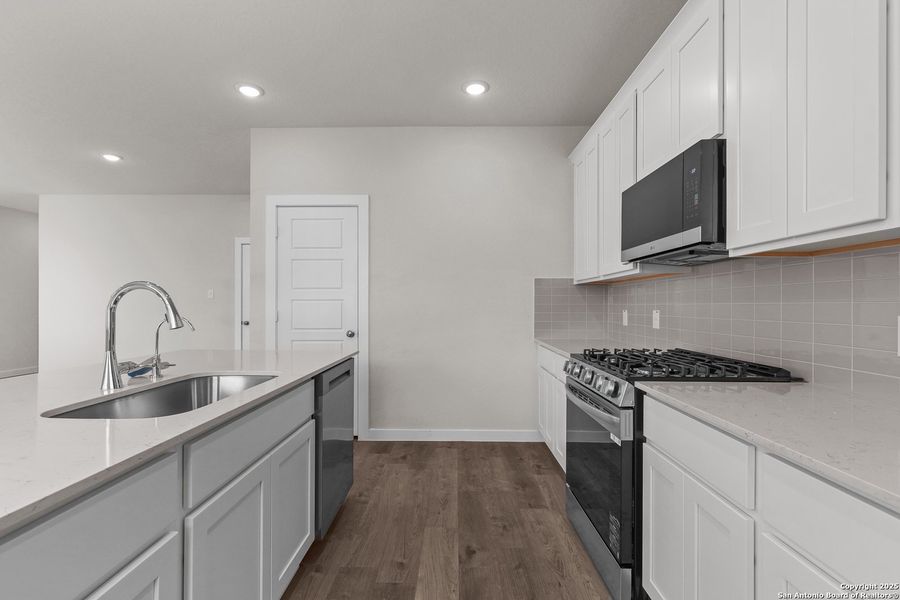 Furnished interior view inside a new home in Senna, Leon Valley (Image 9).