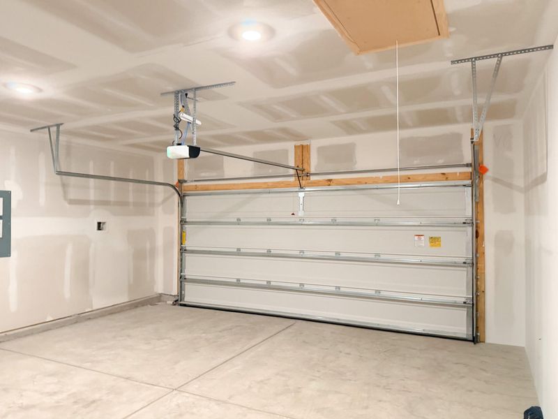 Spacious, unfurnished interior of a new home in , Longs (Image 26).