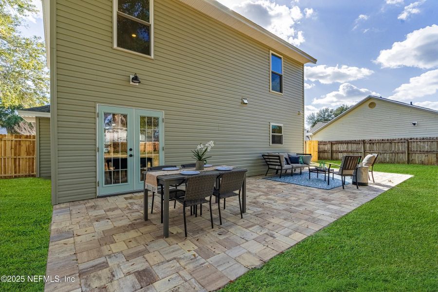 Exterior details and patio area of a home in , Jacksonville (Image 4).