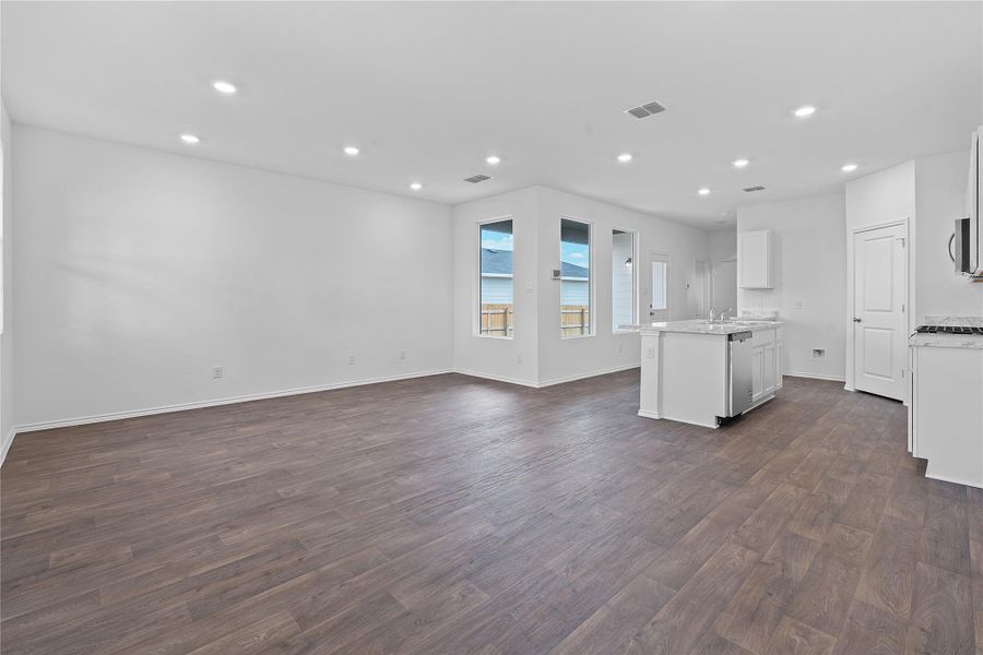 Spacious, unfurnished interior of a new home in Valverde, Bastrop (Image 15).