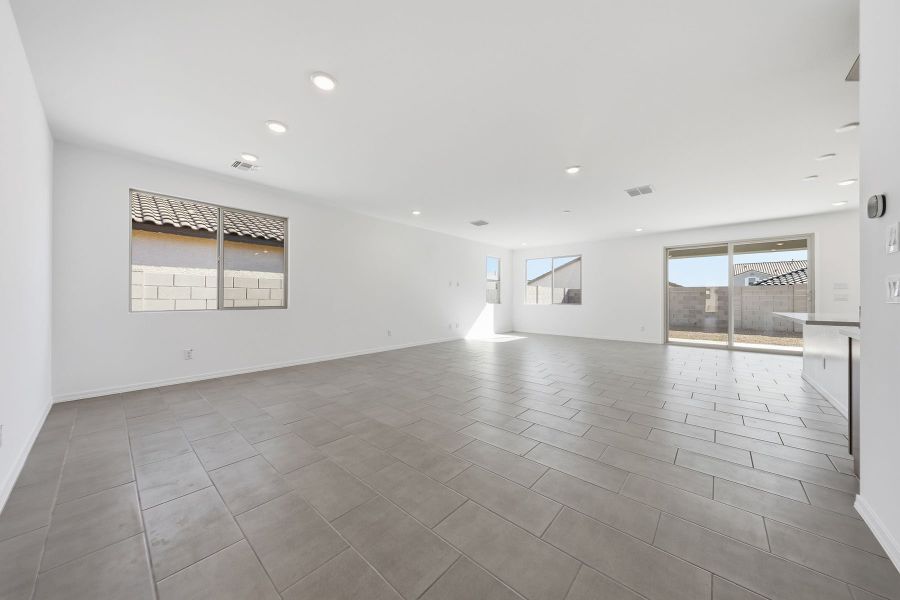 Spacious, unfurnished interior of a new home in Tyler Ranch, Buckeye (Image 7).