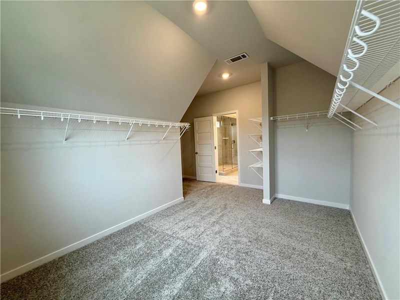 Spacious, unfurnished interior of a new home in Ponderosa Farms Manor, Gainesville (Image 35).