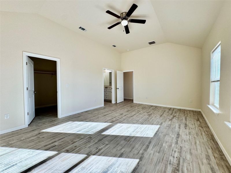 Spacious, unfurnished interior of a new home in , Bayou Vista (Image 30).