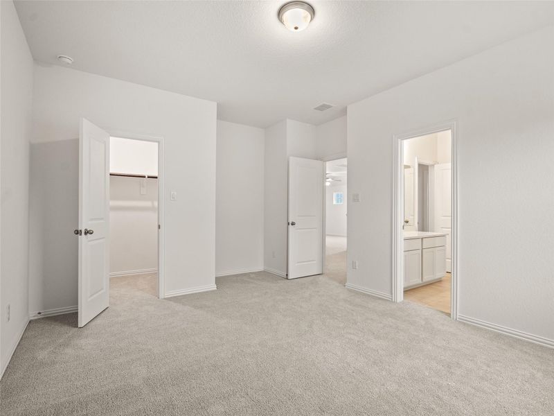 Spacious, unfurnished interior of a new home in Brookewater, Rosenberg (Image 33).