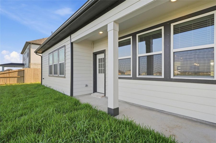 Exterior details and patio area of a home in Foxtail Palms, Manvel (Image 18).