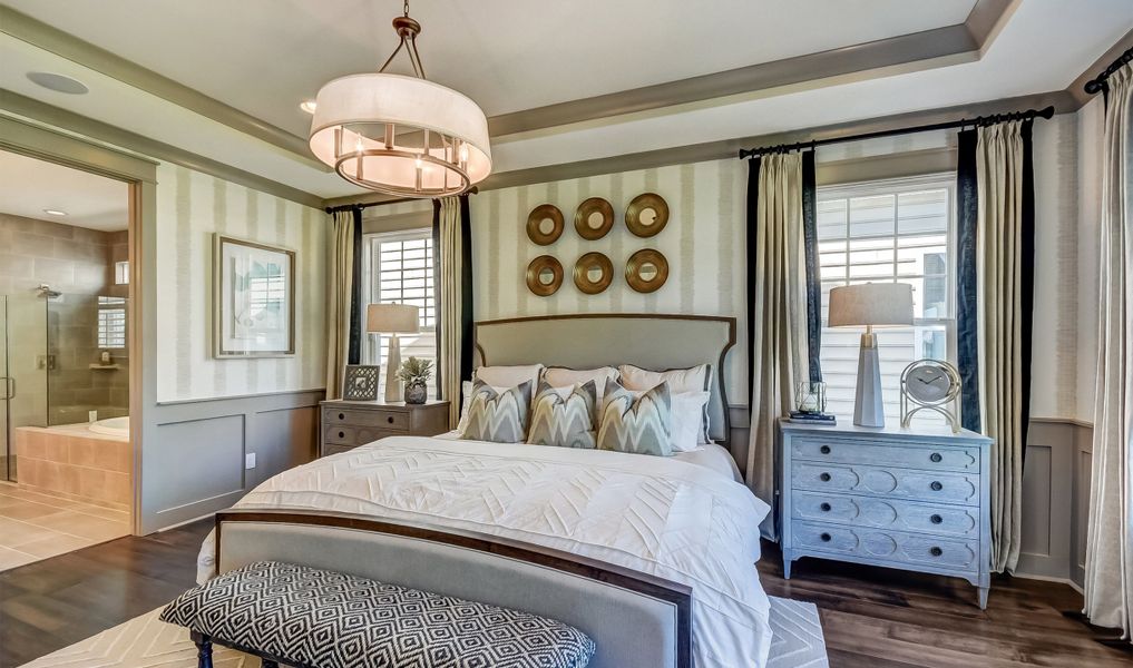 Owner's suite with tray ceiling