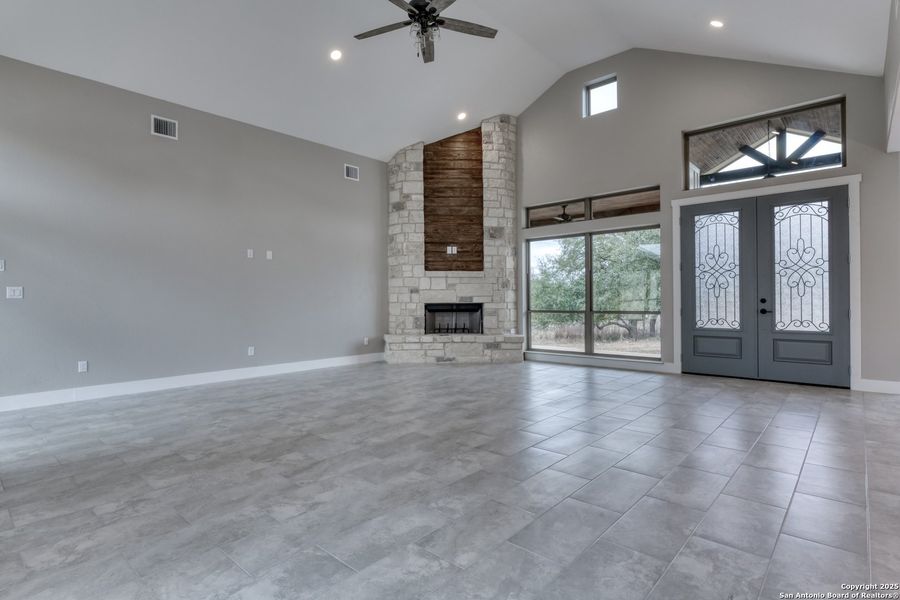 Spacious, unfurnished interior of a new home in , Bandera (Image 20).