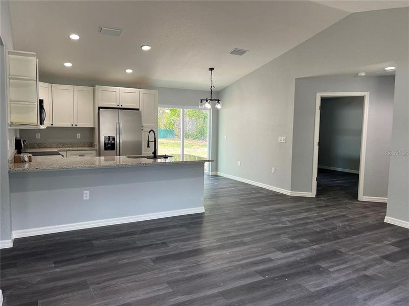Spacious, unfurnished interior of a new home in , Dunnellon (Image 9).