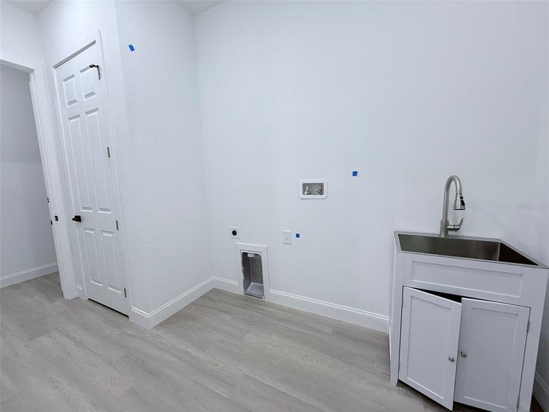 Spacious, unfurnished interior of a new home in , Port Charlotte (Image 19).