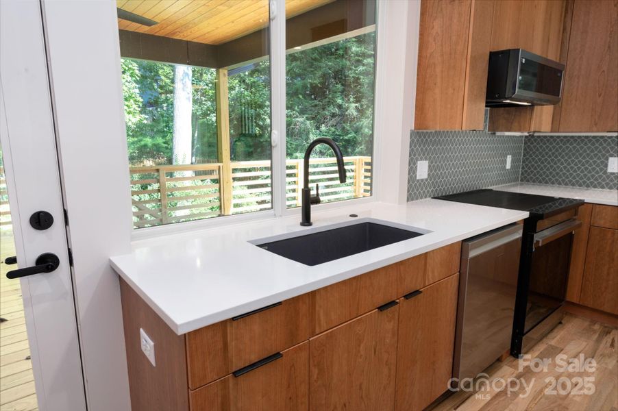 Gorgeous Quartz Countertops and Deep-Basin Sink Gorgeous Quartz Countertops and Deep-Basin Sink