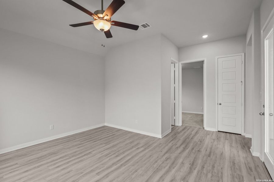 Spacious, unfurnished interior of a new home in Buffalo Crossing, Cibolo (Image 19).