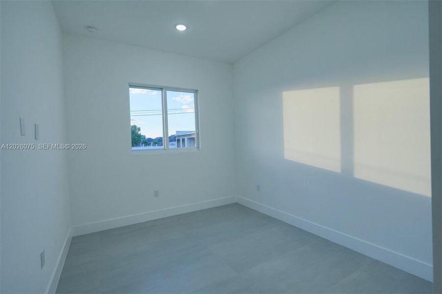 Spacious, unfurnished interior of a new home in , Cape Coral (Image 16).