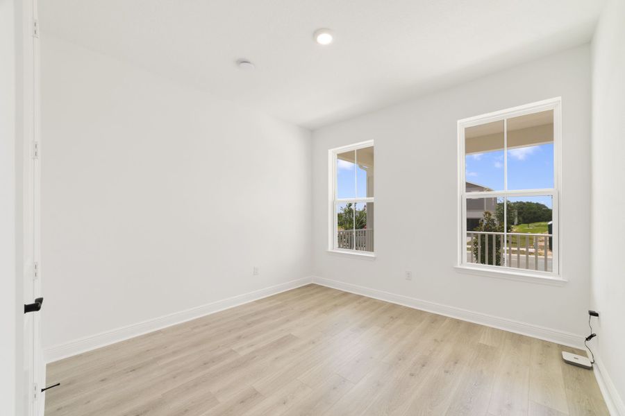 Spacious, unfurnished interior of a new home in Vintner Reserve, Clermont (Image 39).