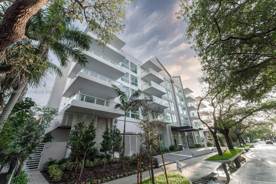Condo located in Hollywood, FL showcasing its design and architecture (Image 3).
