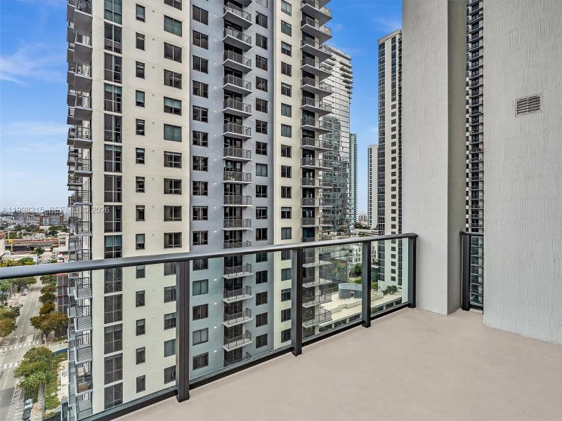 Condo located in Miami, FL showcasing its design and architecture (Image 5).