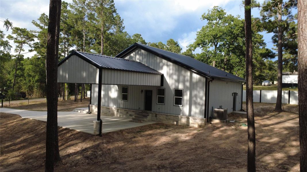 Exterior details and patio area of a home in , Navasota (Image 4).