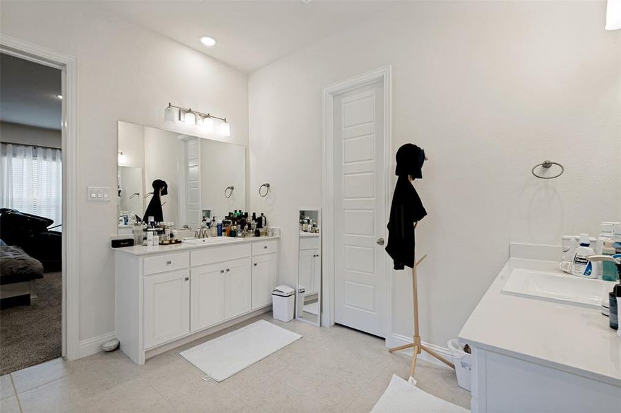Furnished interior view inside a new home in Bayside, Rowlett (Image 19). Furnished interior view inside a new home in Bayside, Rowlett (Image 19).