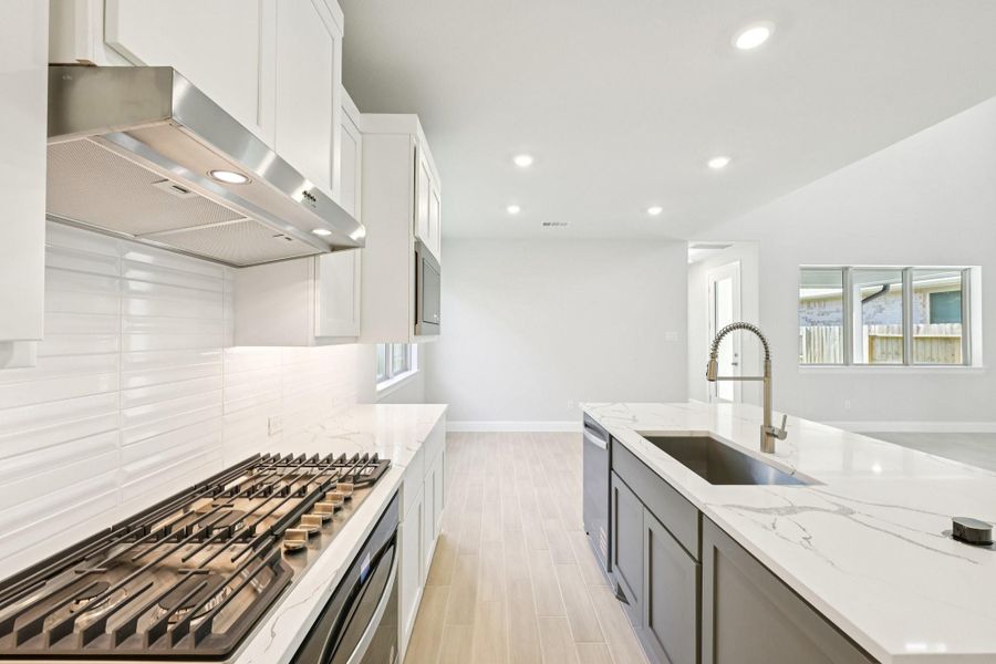 Furnished interior view inside a new home in Evergreen 40', Conroe (Image 10).