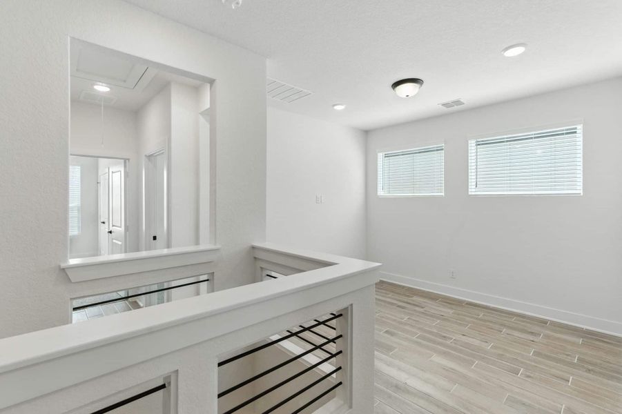 Spacious, unfurnished interior of a new home in Rose Hill, San Antonio (Image 19).