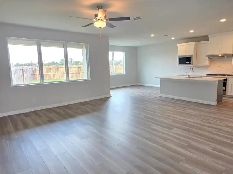 Spacious, unfurnished interior of a new home in Sienna 40', Missouri City (Image 6).