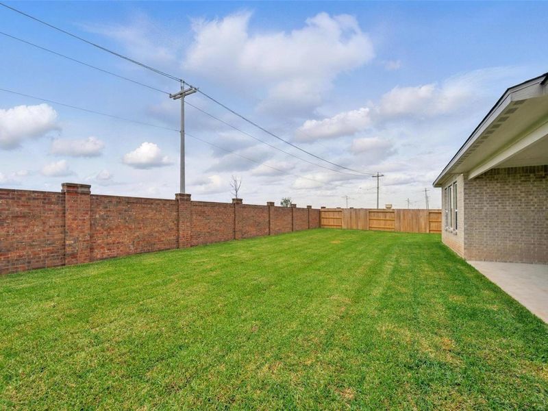 Exterior details and patio area of a home in Lago Mar, Texas City (Image 23).