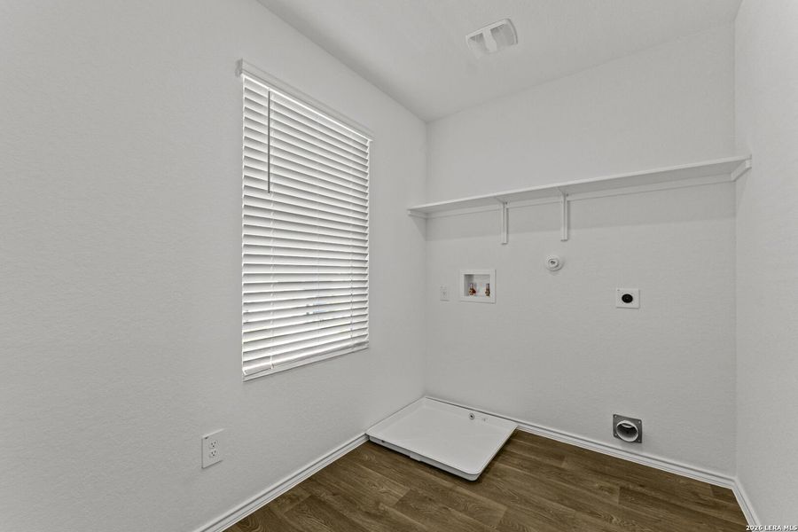Spacious, unfurnished interior of a new home in Stonehill, San Antonio (Image 13).