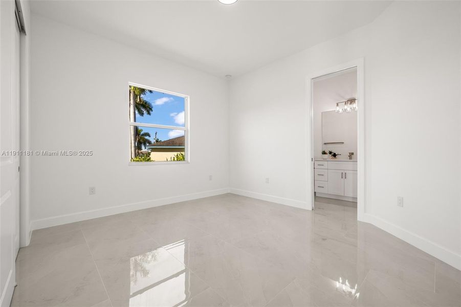 Spacious, unfurnished interior of a new home in , Fort Myers (Image 34).