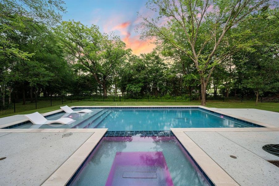 Community amenities in , Keller (Image 33).