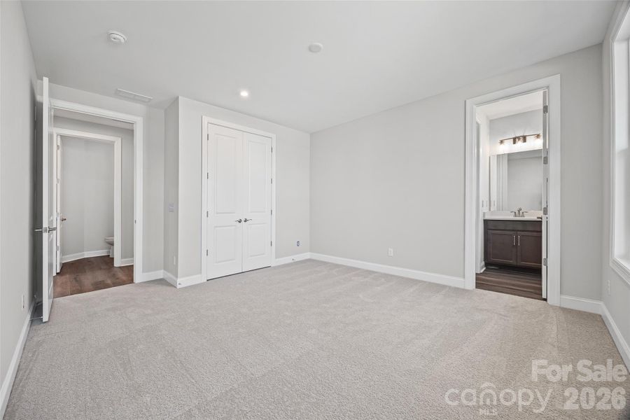 Spacious, unfurnished interior of a new home in Handsmill on Lake Wylie, York (Image 18).