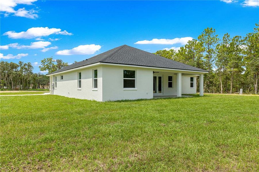 Exterior details and patio area of a home in , Dunnellon (Image 37).