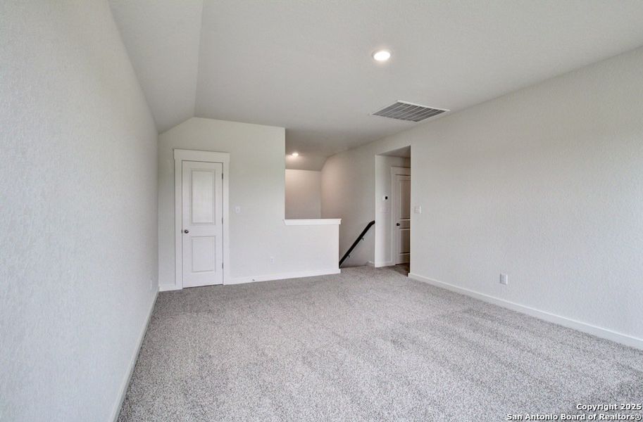 Spacious, unfurnished interior of a new home in Cloud Country, New Braunfels (Image 19).