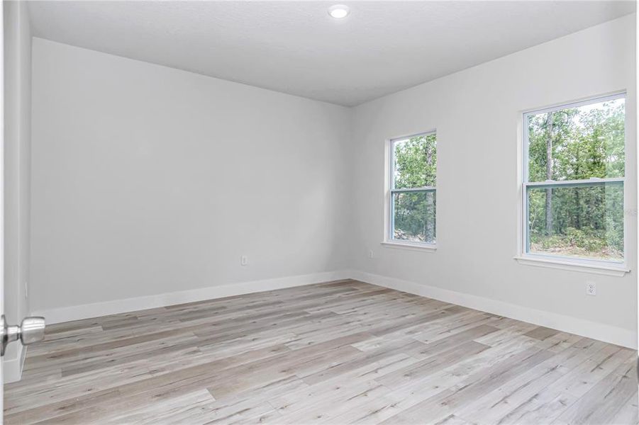 Spacious, unfurnished interior of a new home in , Ocala (Image 10).