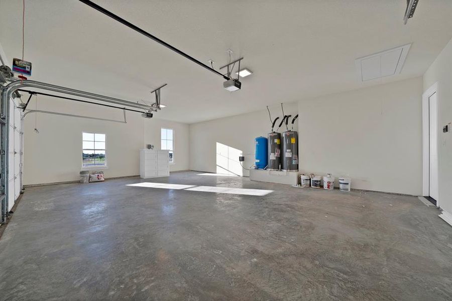 Spacious, unfurnished interior of a new home in , Weatherford (Image 31).