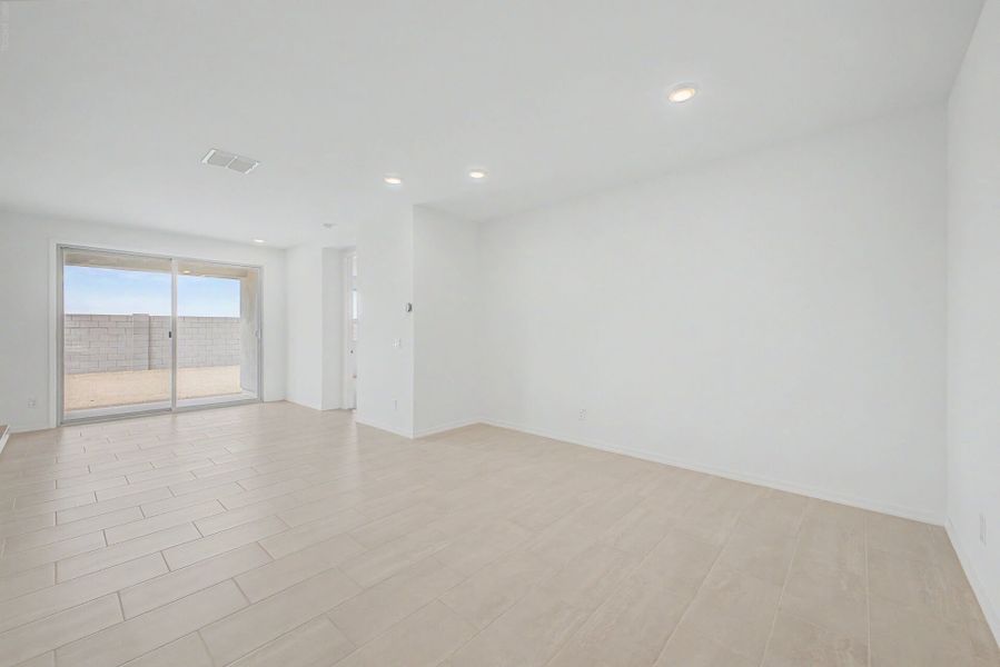 Spacious, unfurnished interior of a new home in White Tank Vistas, Waddell (Image 11).