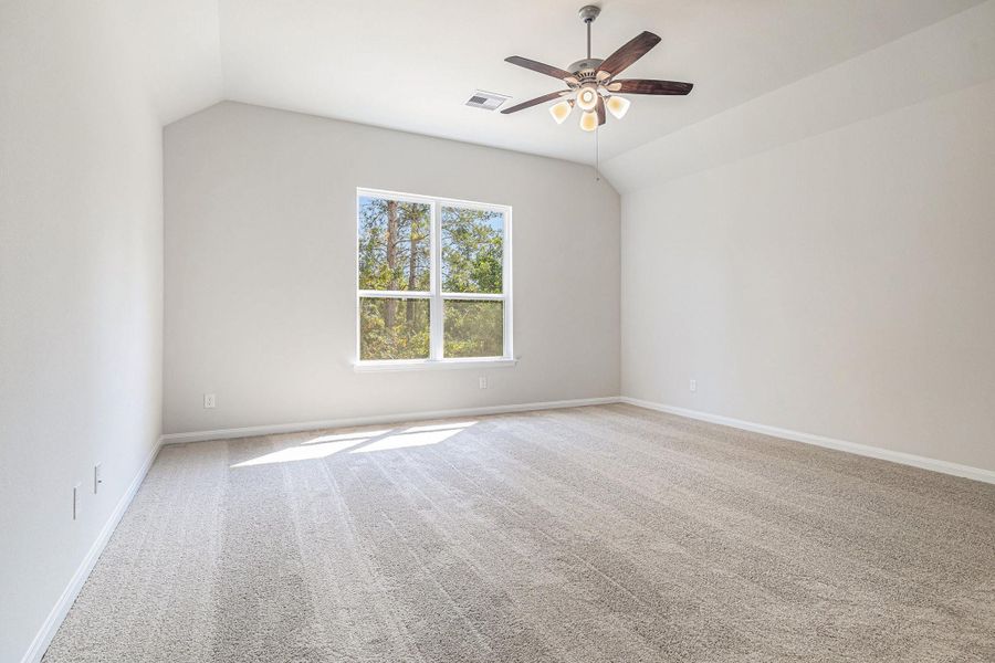 Spacious, unfurnished interior of a new home in Deer Pines, Conroe (Image 12).