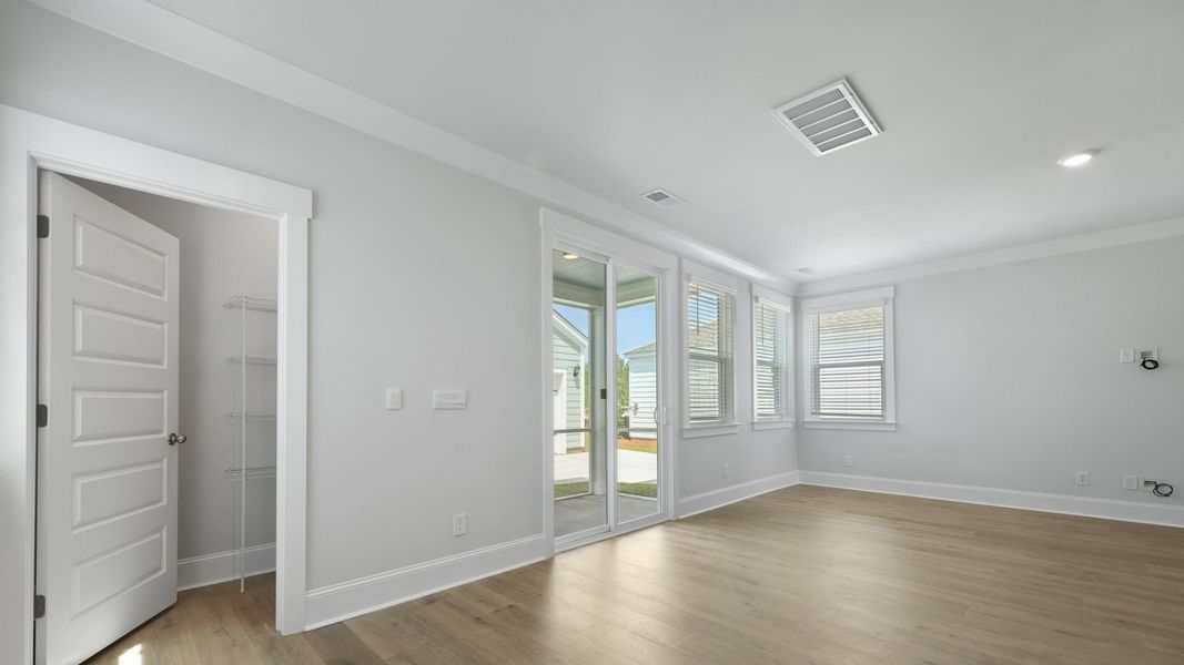 Spacious, unfurnished interior of a new home in Sheep Island, Summerville (Image 12).