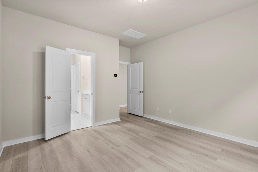 Spacious, unfurnished interior of a new home in Westridge Cove, Conroe (Image 23).