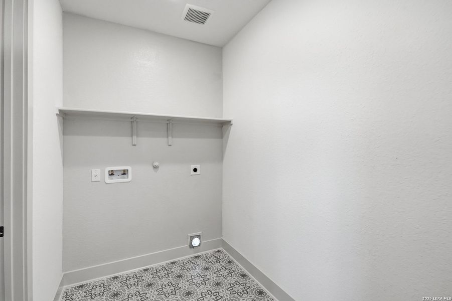 Spacious, unfurnished interior of a new home in Stillwater Ranch, San Antonio (Image 27).