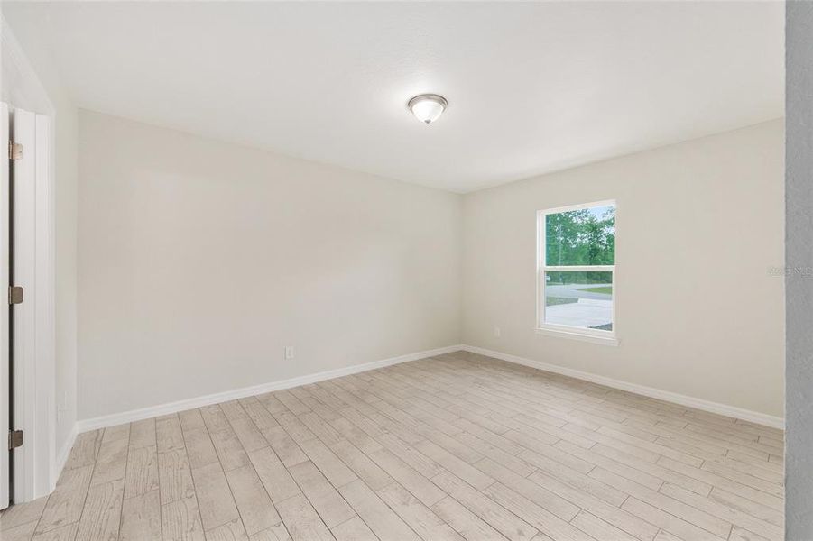 Spacious, unfurnished interior of a new home in , Ocala (Image 11).