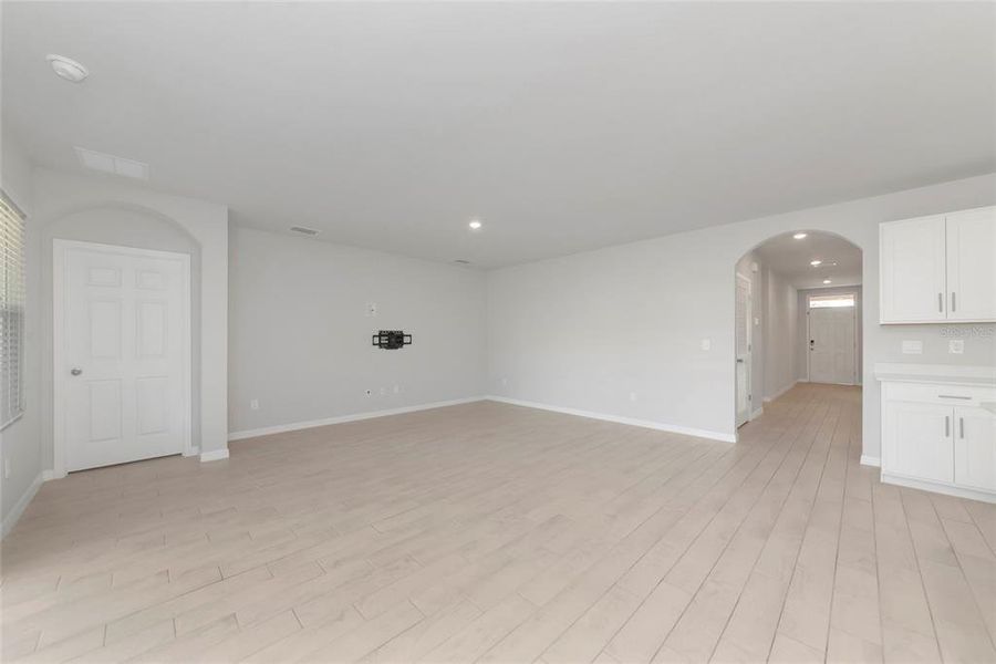 Spacious, unfurnished interior of a new home in , Punta Gorda (Image 40).