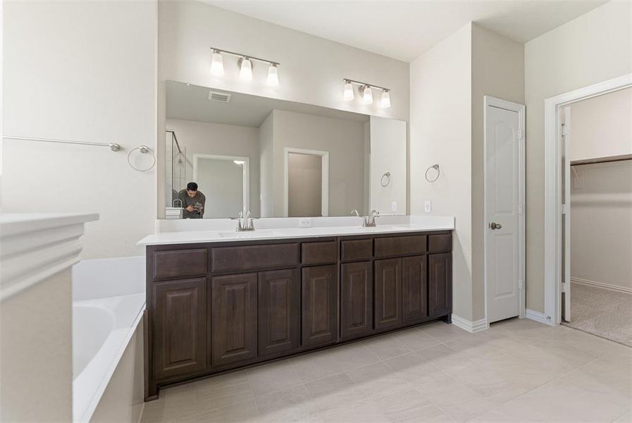 Furnished interior view inside a new home in Waterford Park, Weatherford (Image 13). Furnished interior view inside a new home in Waterford Park, Weatherford (Image 13).