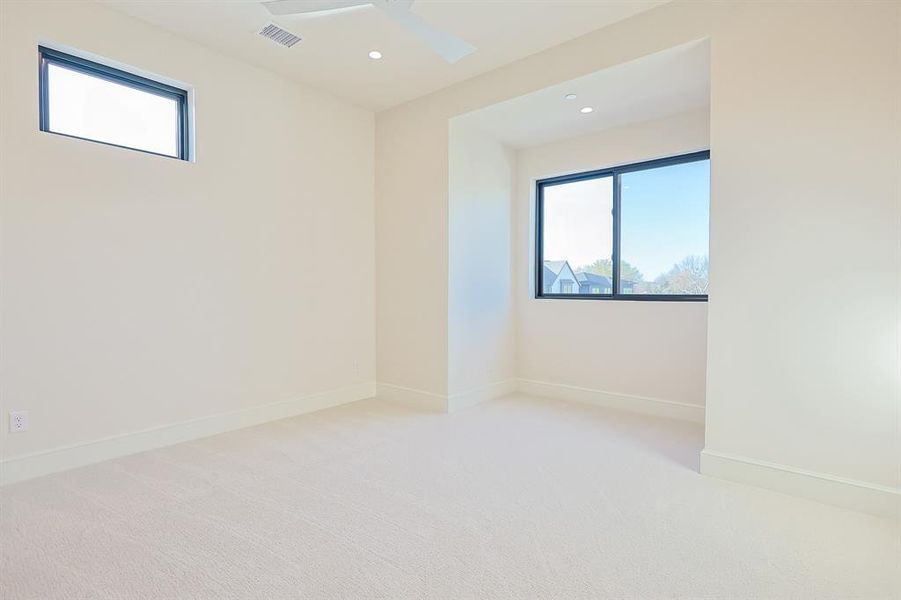 Spacious, unfurnished interior of a new home in Dove Station, Grapevine (Image 20).
