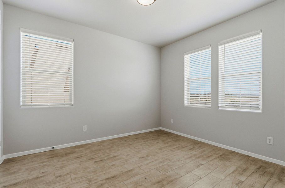 Spacious, unfurnished interior of a new home in Hillside Park, El Paso (Image 25).