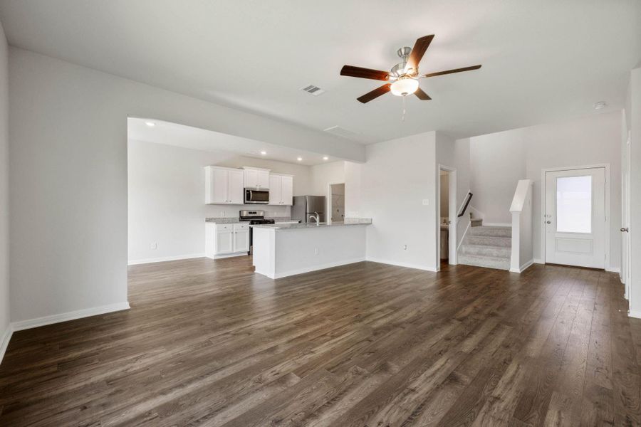 Spacious, unfurnished interior of a new home in Pinewood Trails, Cleveland (Image 19).