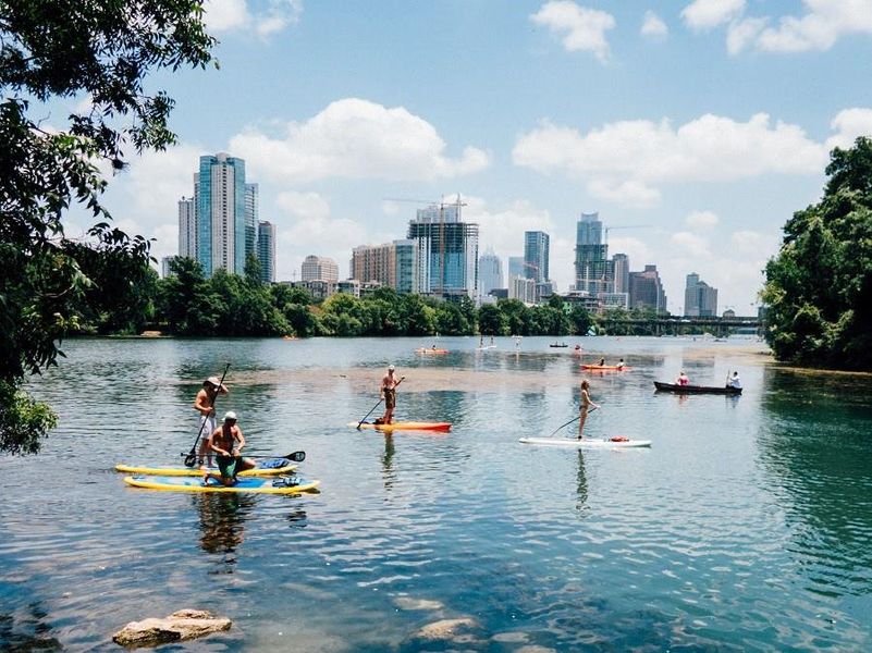 10 minutes from UT, Downtown and  a paddle-board adventure on Town/Lady Bird Lake.