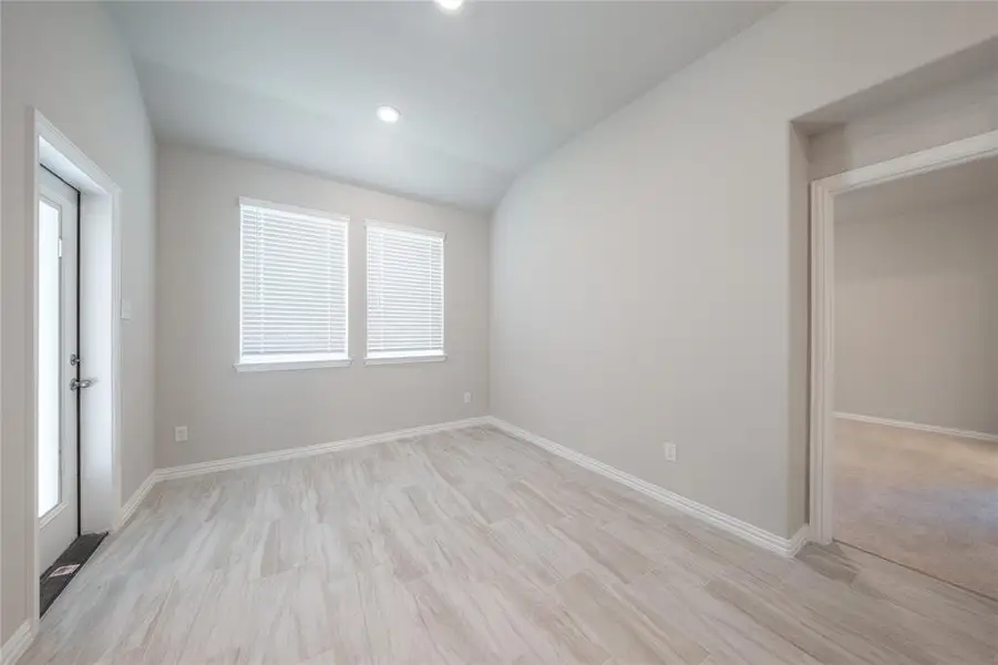 Spacious, unfurnished interior of a new home in Lake Pointe: Lake Pointe at Paloma Creek, Little Elm (Image 10).