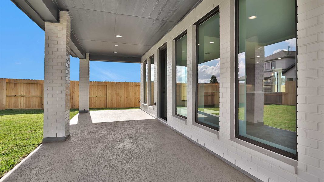 Exterior details and patio area of a home in Sienna 55' - Valencia, Missouri City (Image 3). Exterior details and patio area of a home in Sienna 55' - Valencia, Missouri City (Image 3).